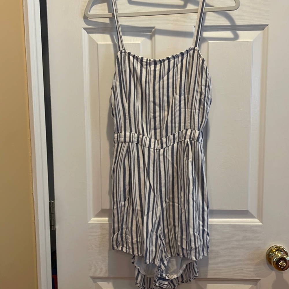 Like new Hollister shorts romper size L.
